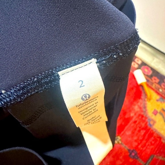 LULULEMON navy with mesh cut out leggings sz 2 - Picture 10 of 10